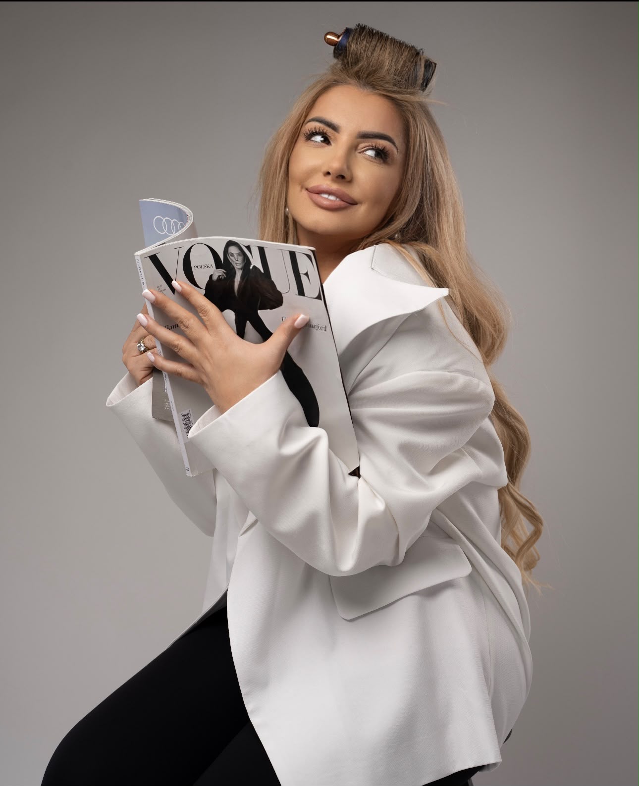 Marta Gos trzymająca magazyn