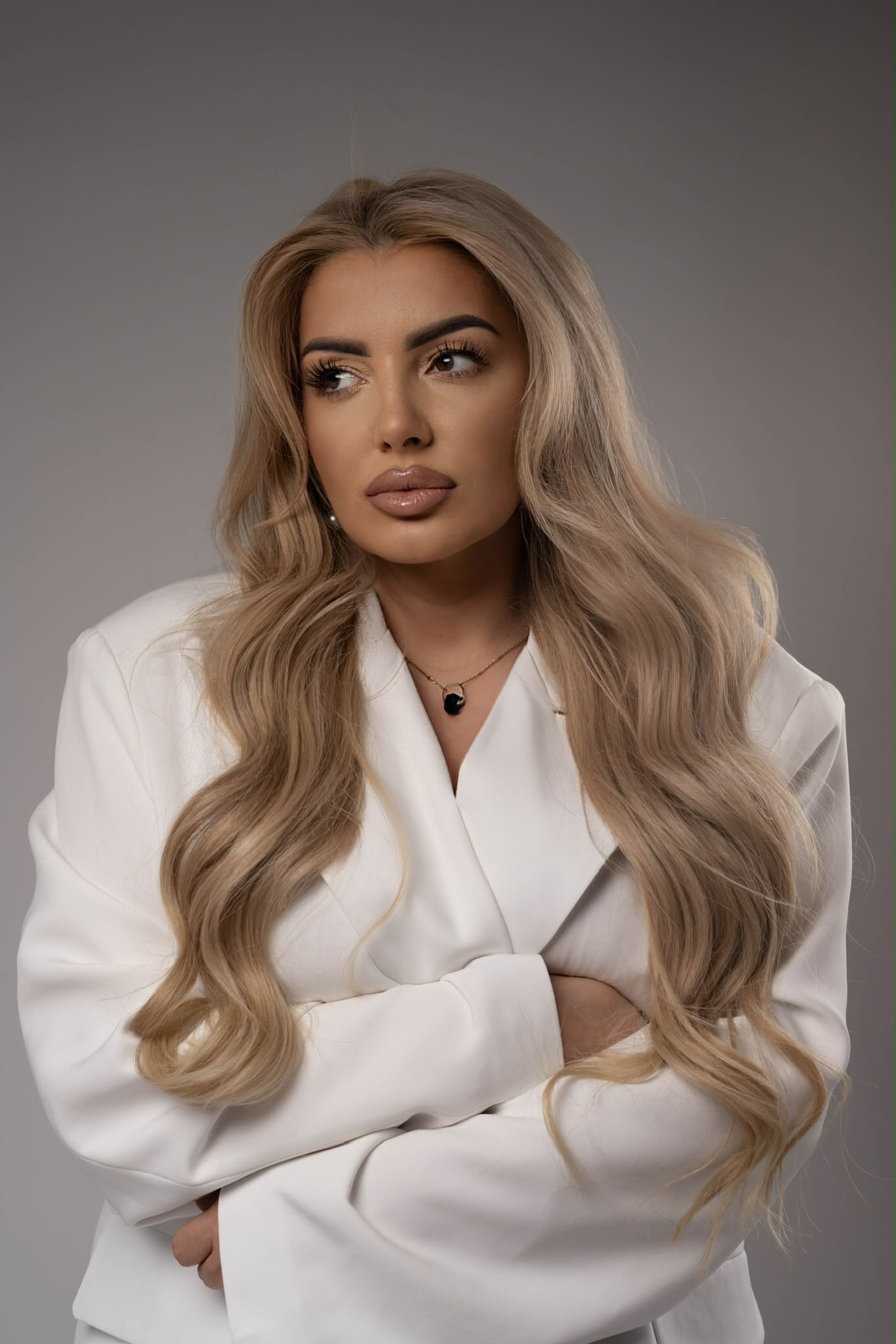 Marta Gos w białej marynarce
